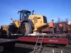 Railroad delivery of the CASE 921E front loader. 